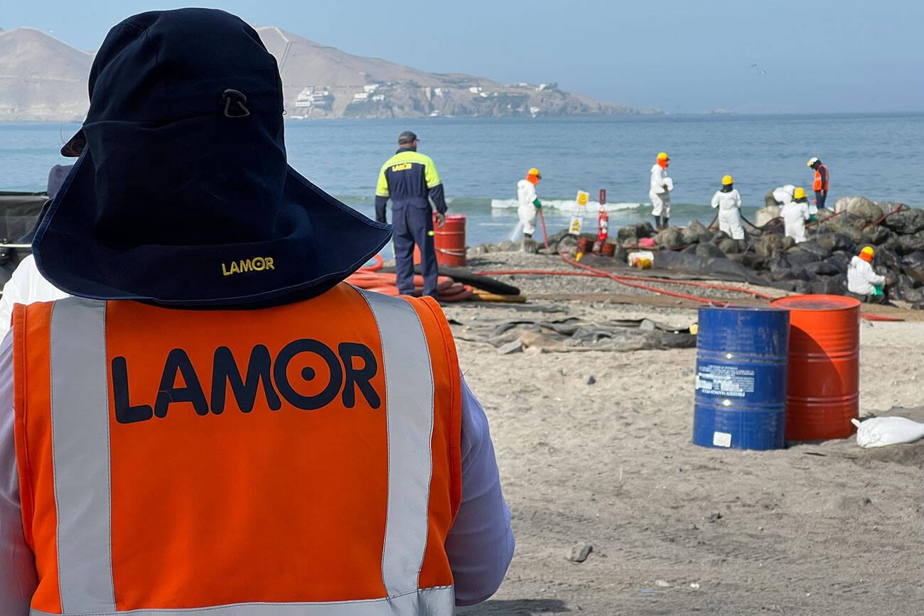Impact Studies 1300x860 60 Peru Spill Beach Cleanup1