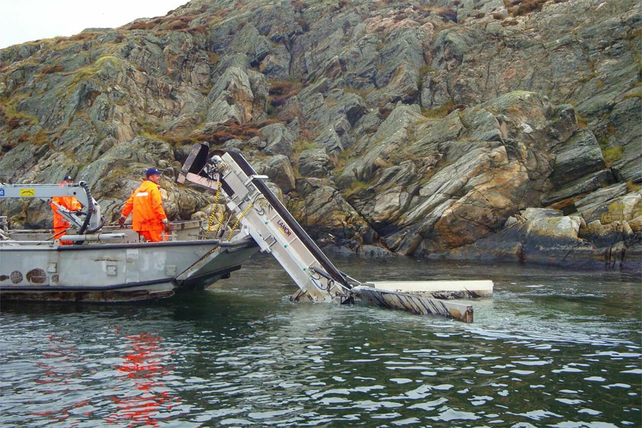 Lamor oil spill in rocky shallow water