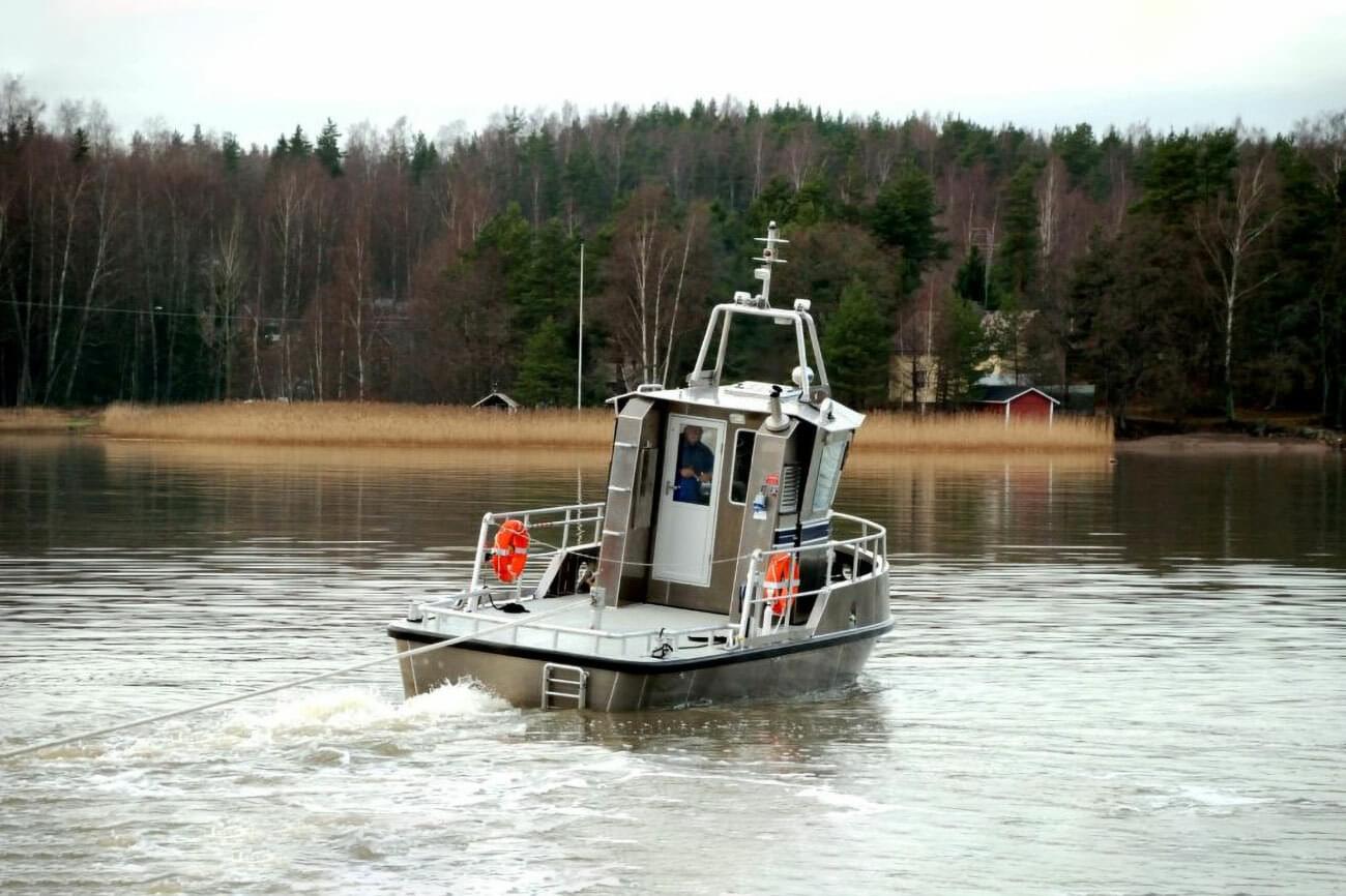 Boom towing boat basicjpg